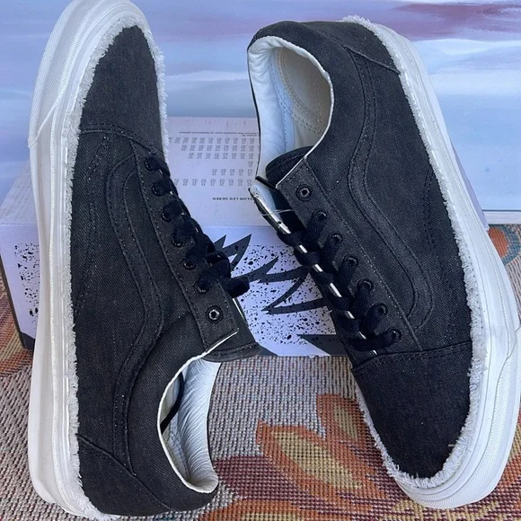 Vans Men’s 0g Old Skool Low
Raw Edge Black
VN0A5FBEBLK
Sneakers - Picture 11 of 16